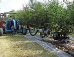 Macchine per la raccolta di olive e frutti pendenti Machines for mechanized picking of olives and hanging fruits Machines pour la récolte des ...